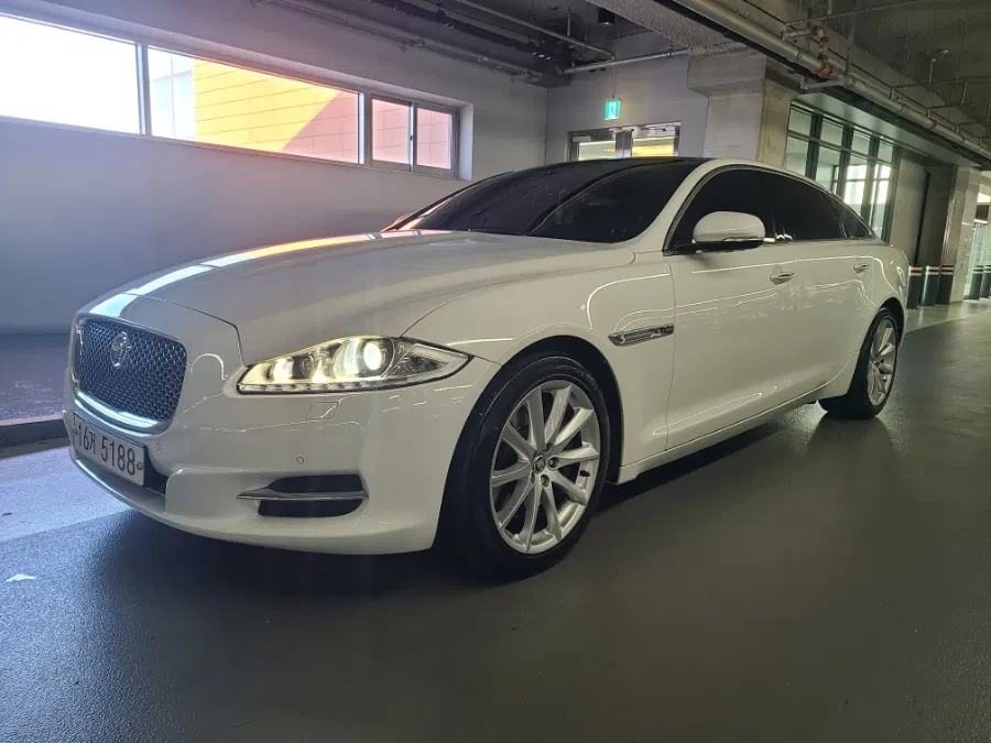 Jaguar All New XJ 3.0D Premium Luxury LWB 2013 — photo 1 sur 26