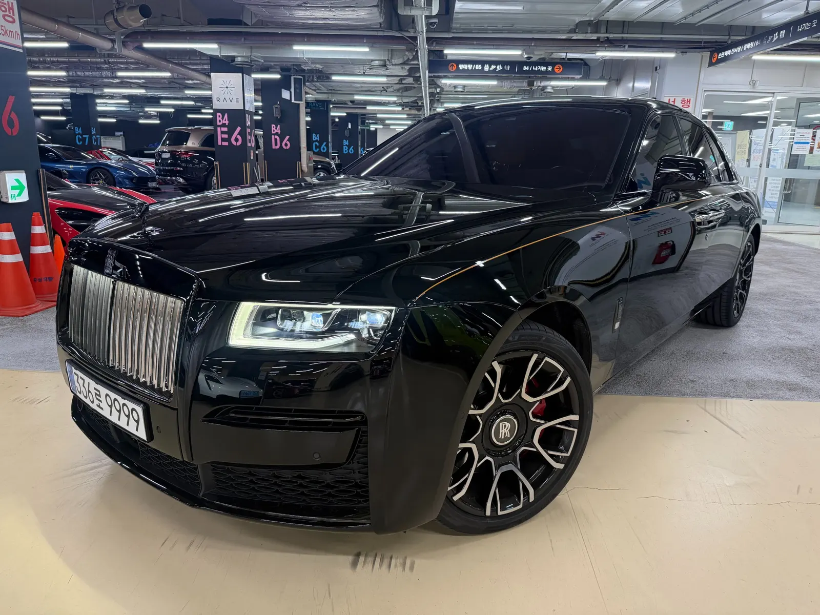 Rolls-Royce Ghost 2e génération 6.7 V12 Black Badge 2022 — photo 1 sur 24