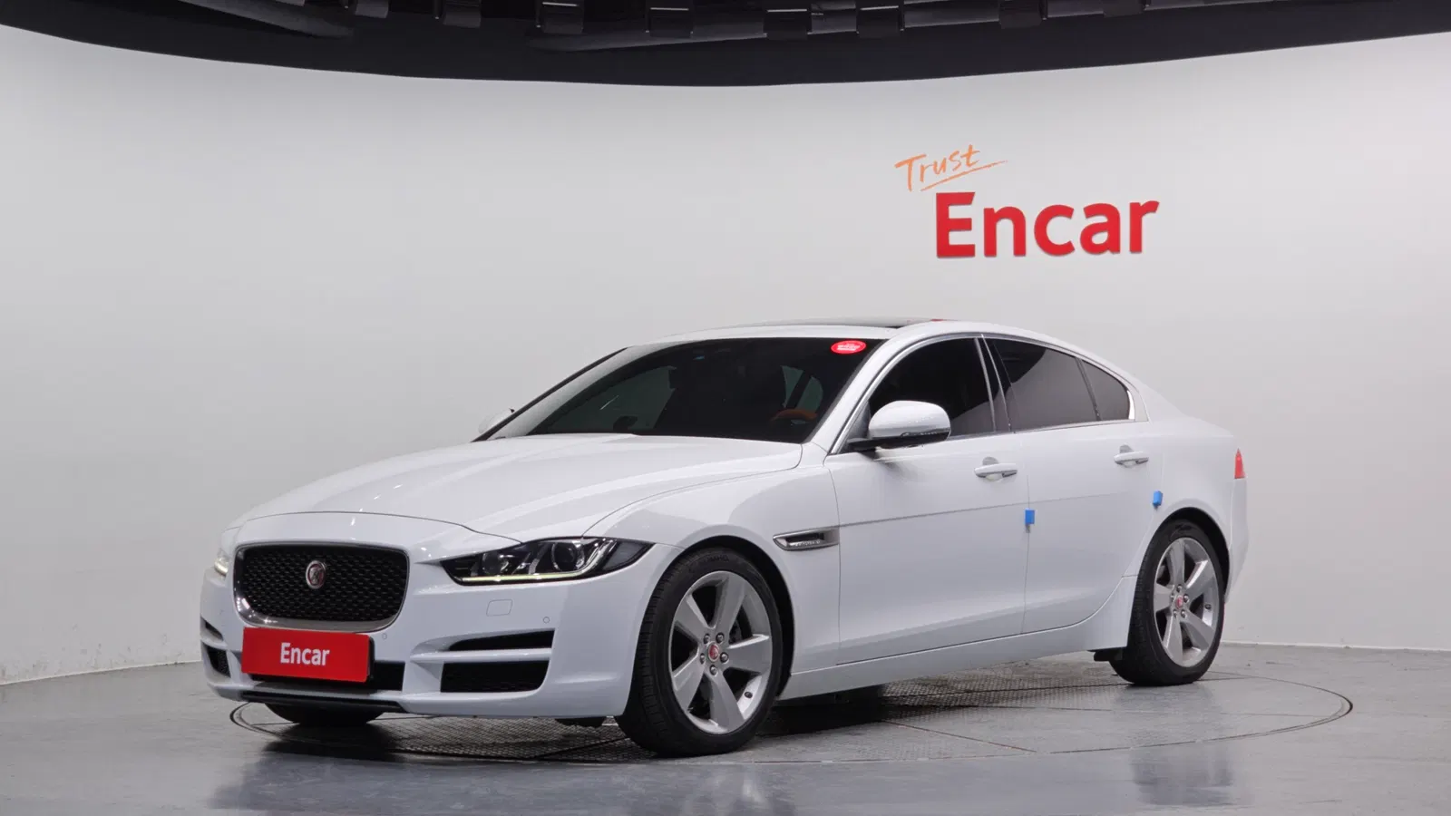 Jaguar XE 20d Portfolio 2017 — photo 1 sur 26