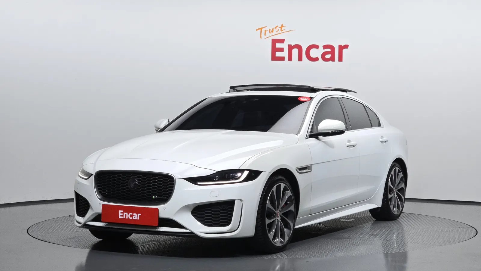 Jaguar XE P300 R-Dynamic HSE AWD 2020 — photo 1 sur 26