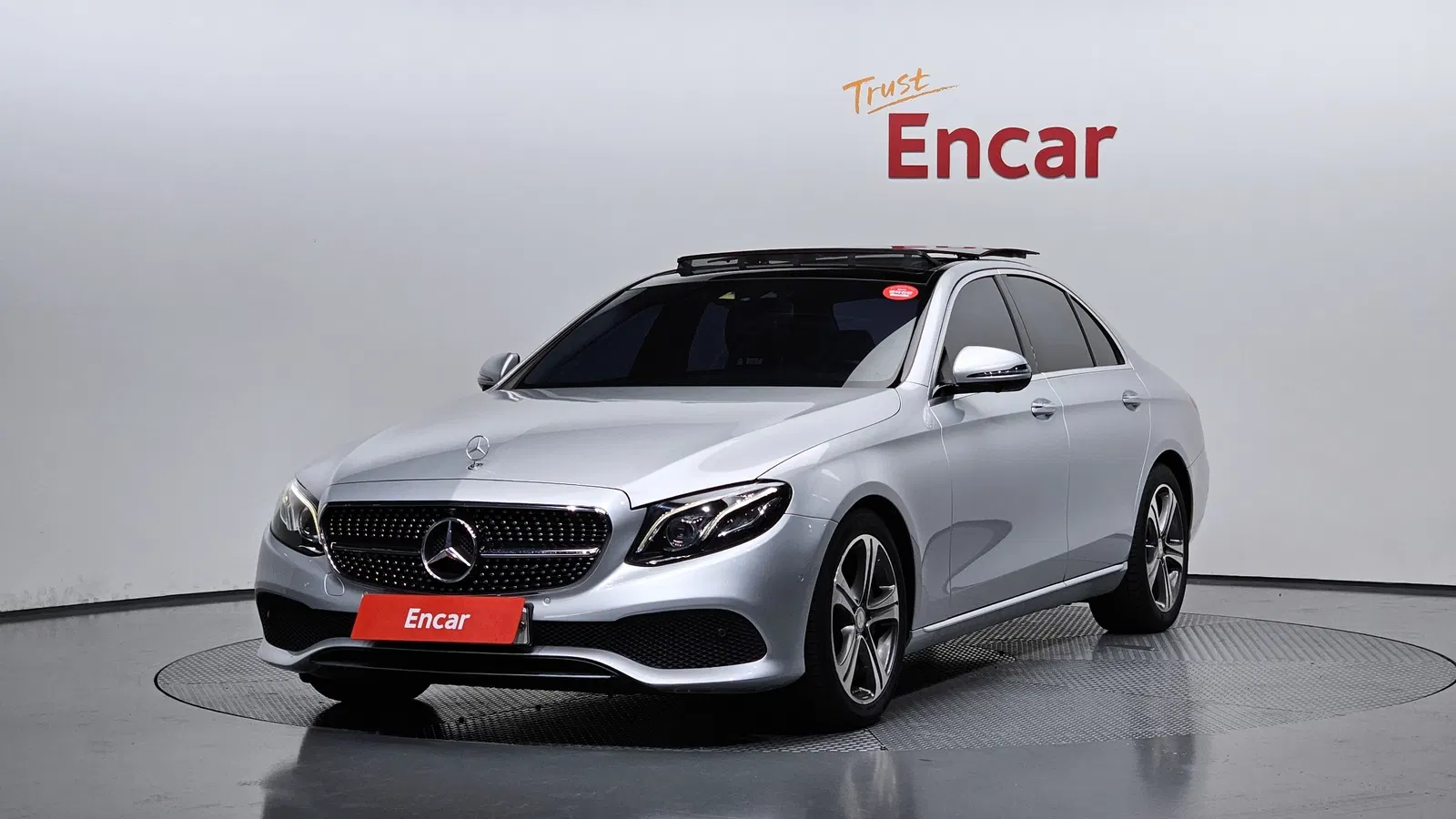 Mercedes-Benz Classe E E300 Avantgarde (W213) 2017 — photo 1 sur 8