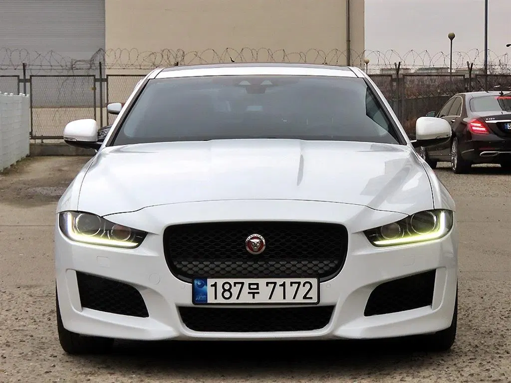 Jaguar XE 20t Prestige 2016 — photo 1 sur 26
