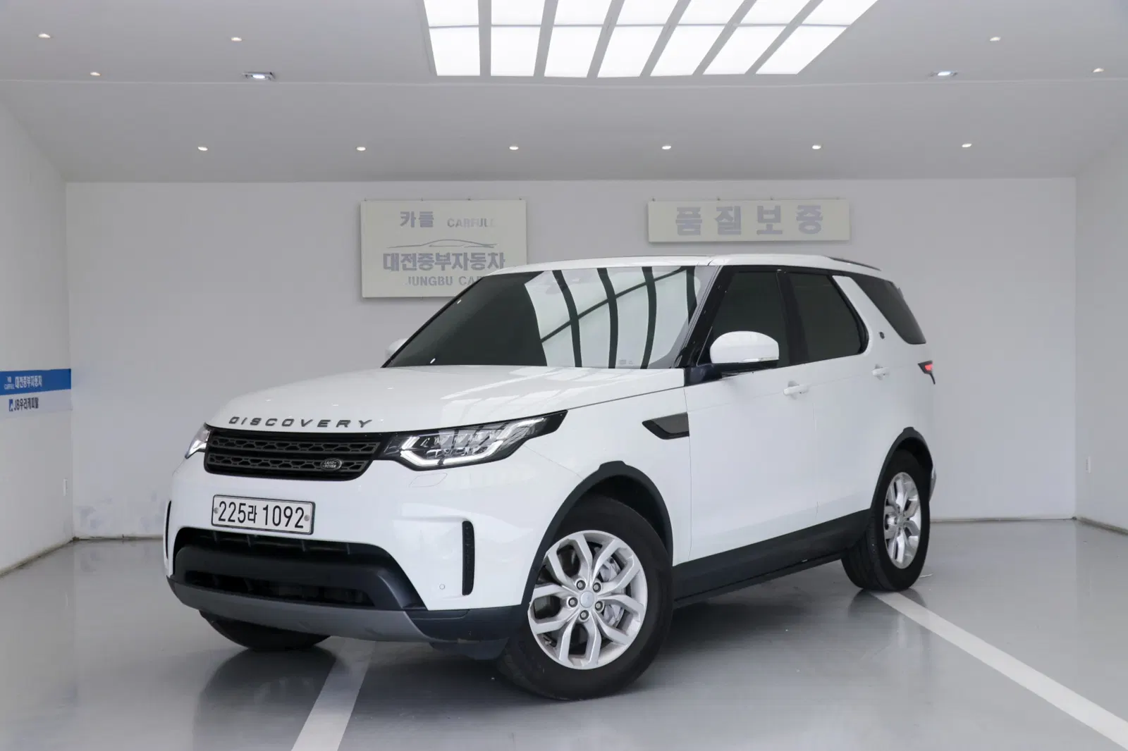 Land Rover Discovery 5 3.0 SD6 SE 2019 — photo 1 sur 24