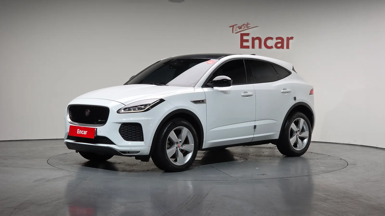 Jaguar E-PACE P250 R-Dynamic SE 2018 — photo 1 sur 20