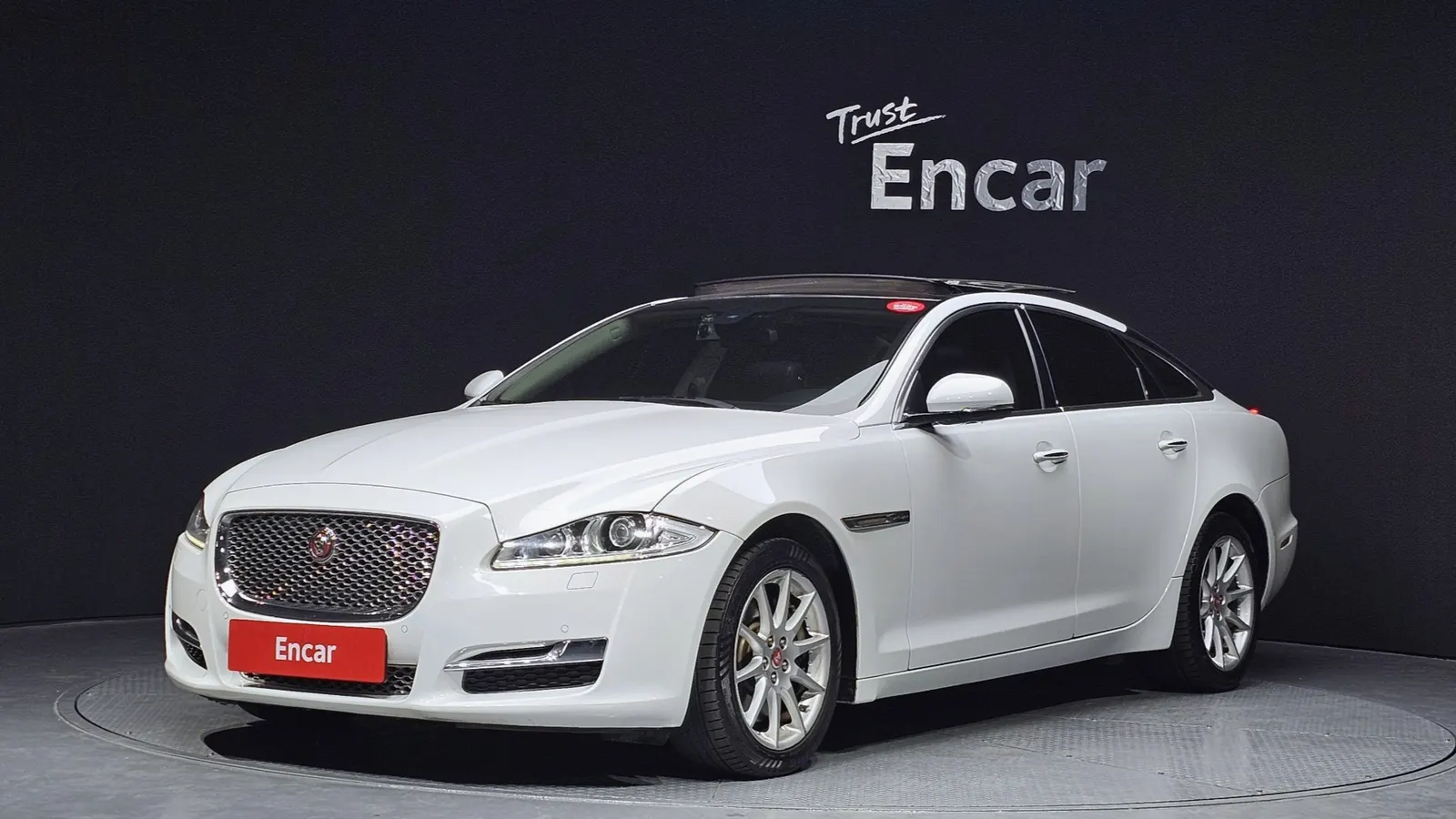 Jaguar All New XJ 2.0 Luxury SWB 2016 — photo 1 sur 26