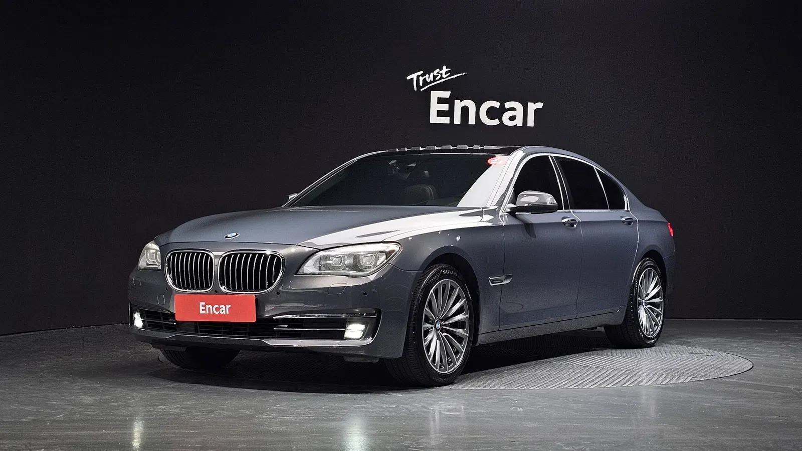 BMW Série 7 (F01) 740d xDrive Individual 2015 — photo 1 sur 26
