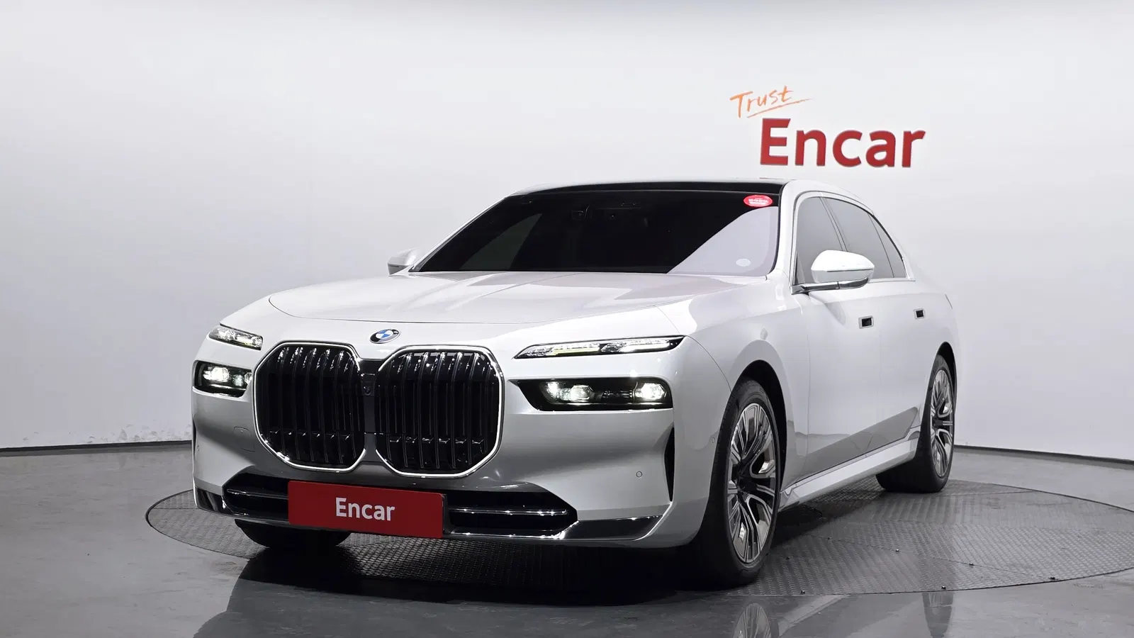 BMW Série 7 (G70) 740i sDrive Design Pure Excellence 2023 — photo 1 sur 20