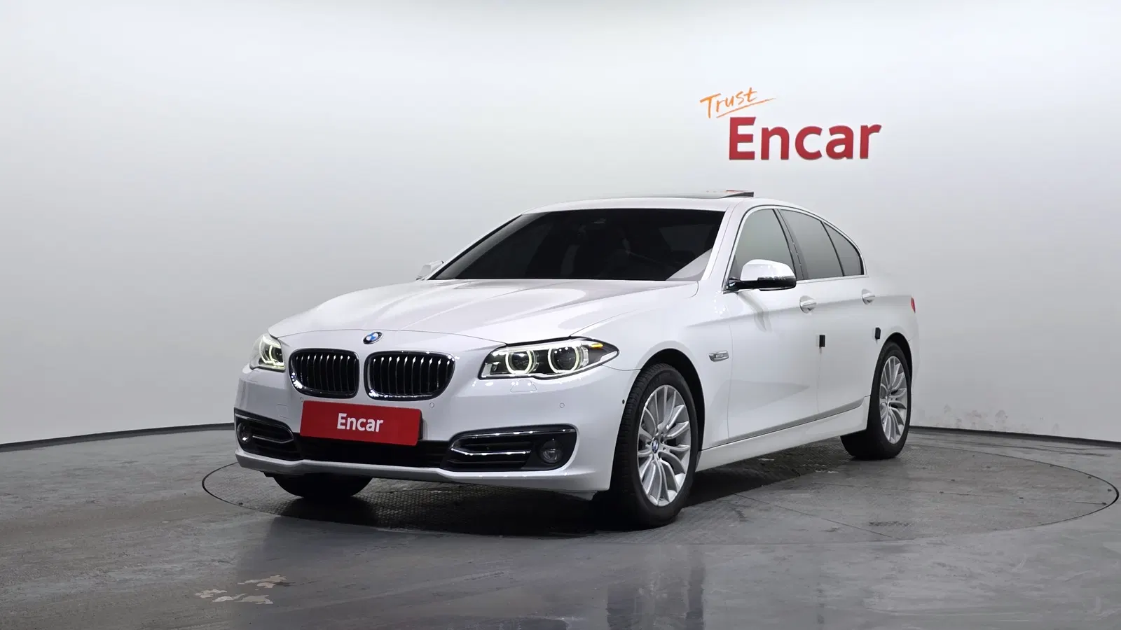 BMW Série 5 (F10) 528i Luxury Plus 2015 — photo 1 sur 26
