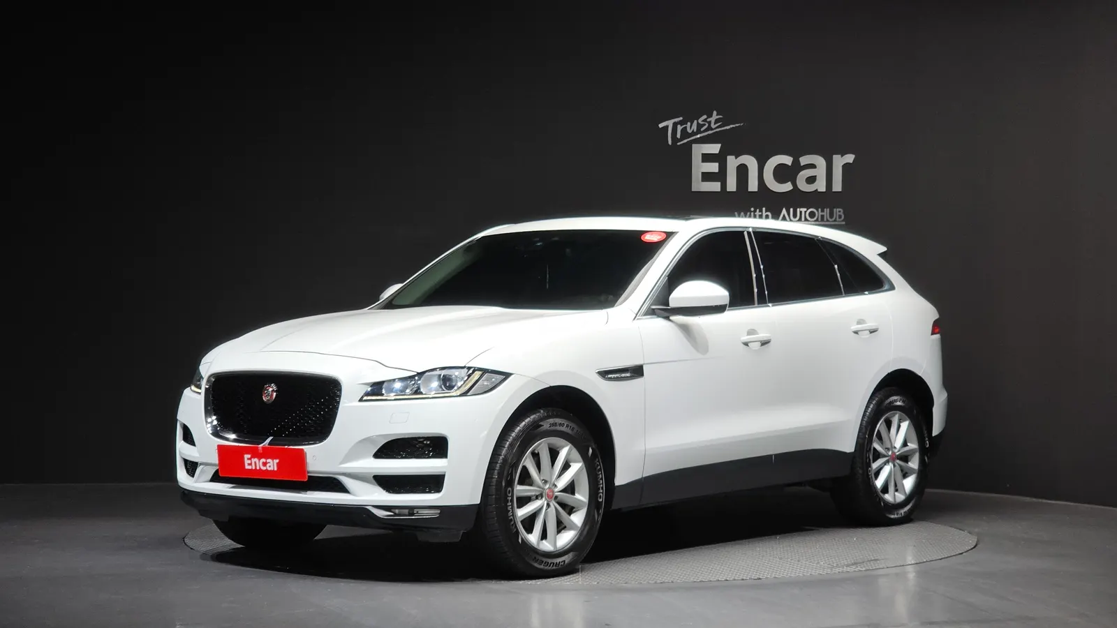 Jaguar F-PACE 20d Portfolio 2017 — photo 1 sur 20