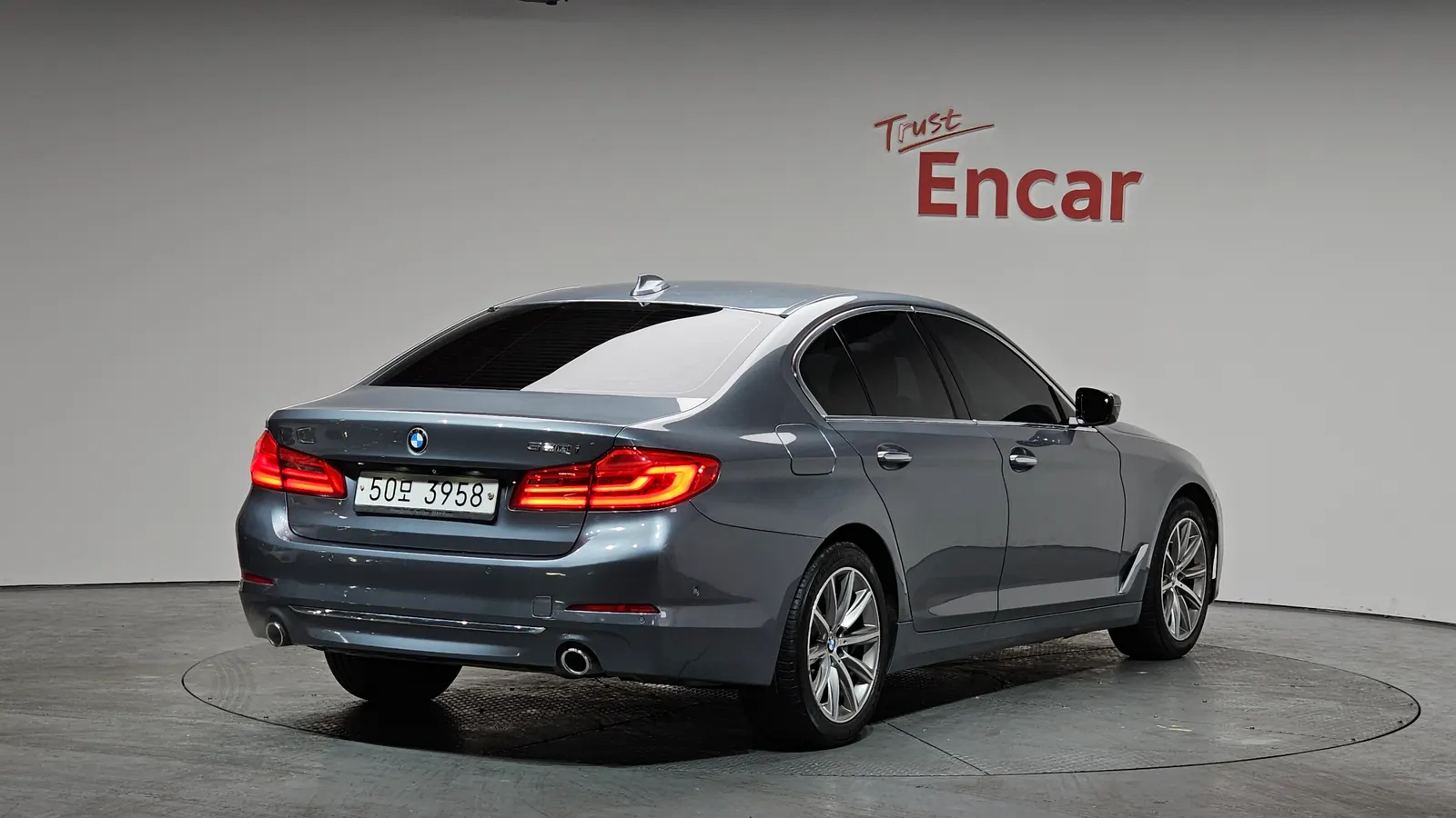 BMW Série 5 (G30) 520i Luxury 2018 — photo 1 sur 20