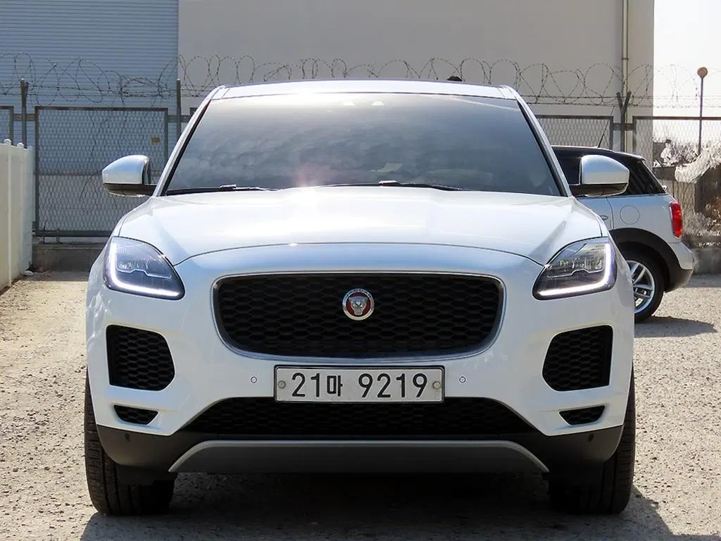 Jaguar E-PACE P250 S 2018 — photo 1 sur 26
