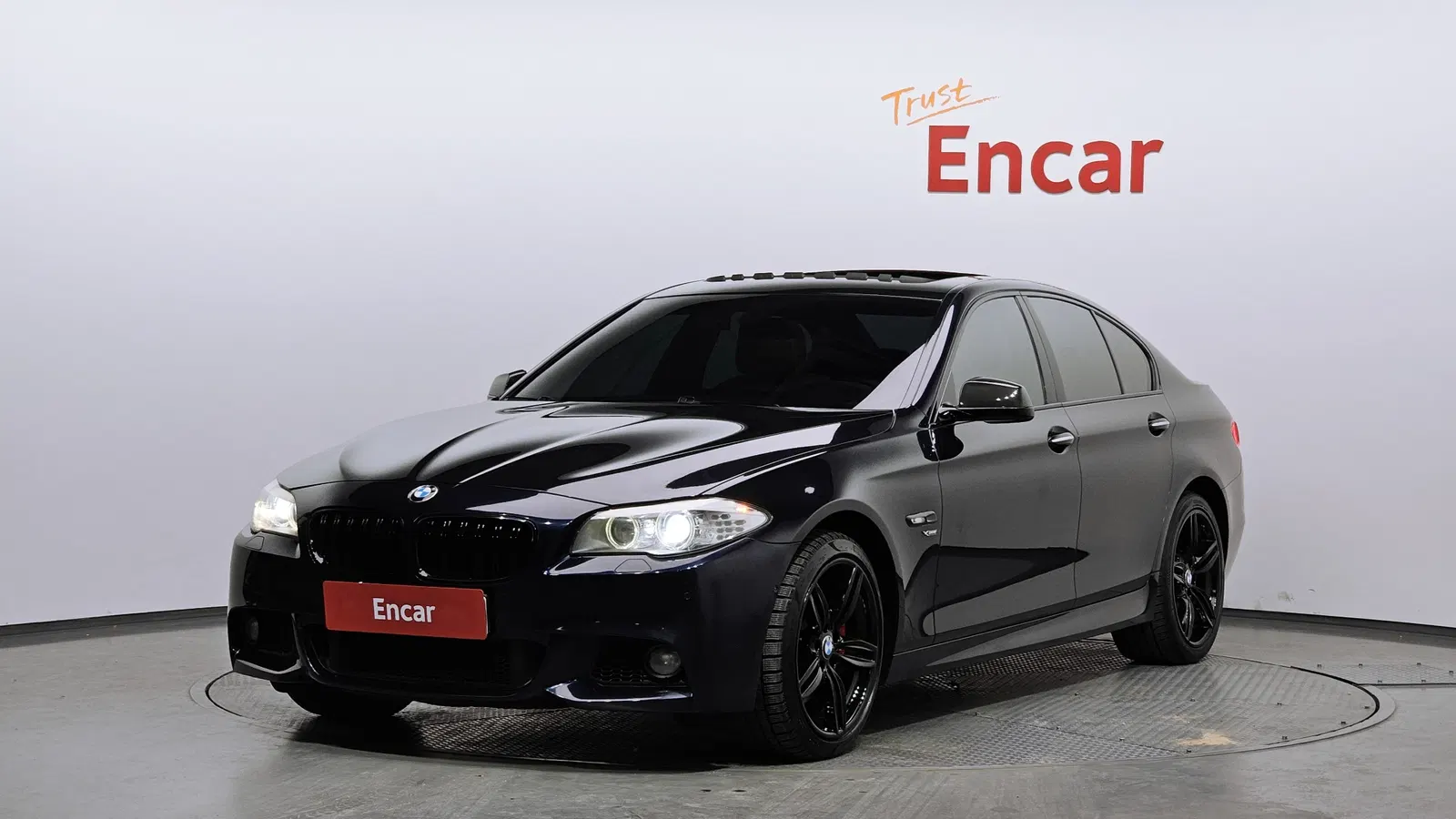 BMW Série 5 (F10) 550i xDrive 2013 — photo 1 sur 26