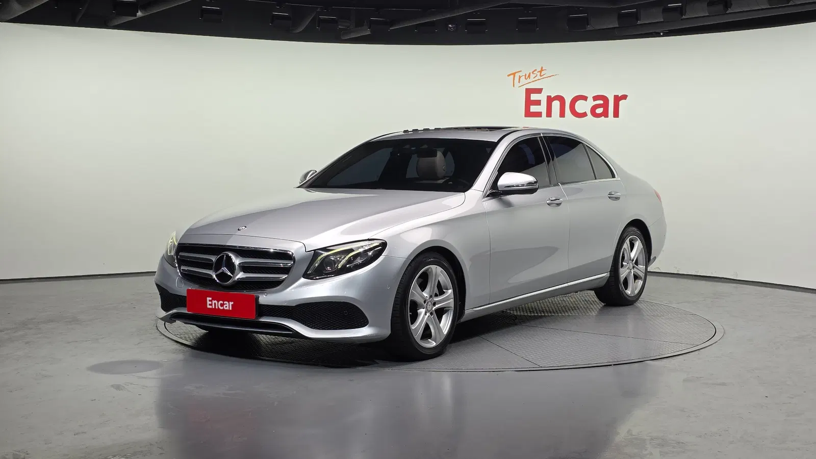 Mercedes-Benz Classe E E220d Avantgarde (W213) 2017 — photo 1 sur 26