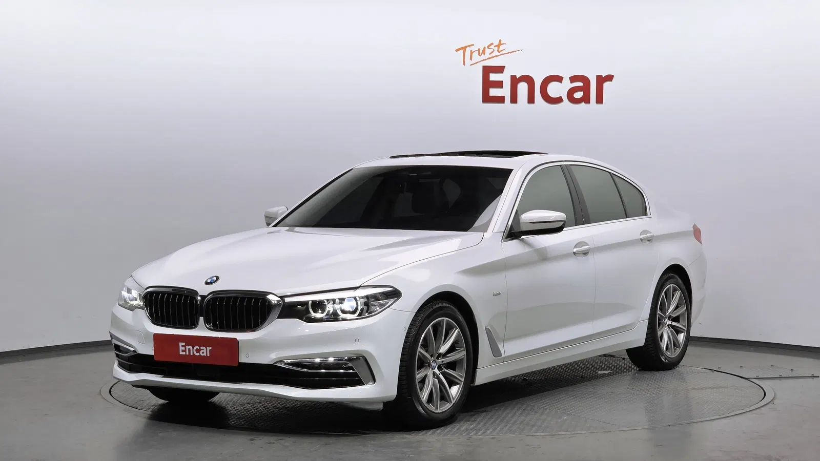 BMW Série 5 (G30) 520i Luxury 2018 — photo 1 sur 26