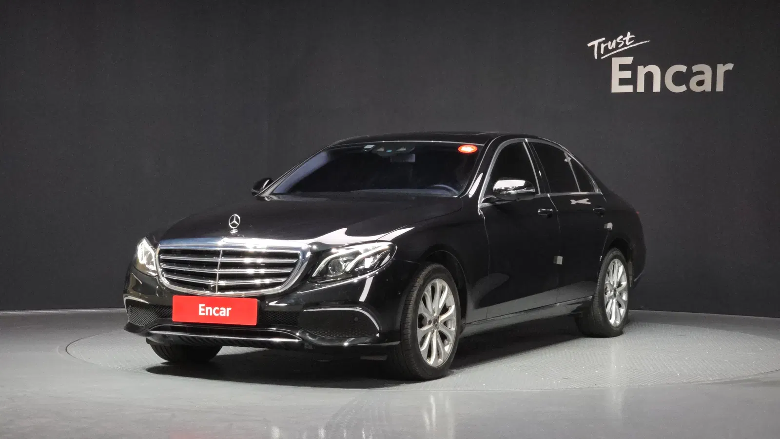 Mercedes-Benz Classe E E300 4MATIC Exclusive (W213) 2018 — photo 1 sur 20