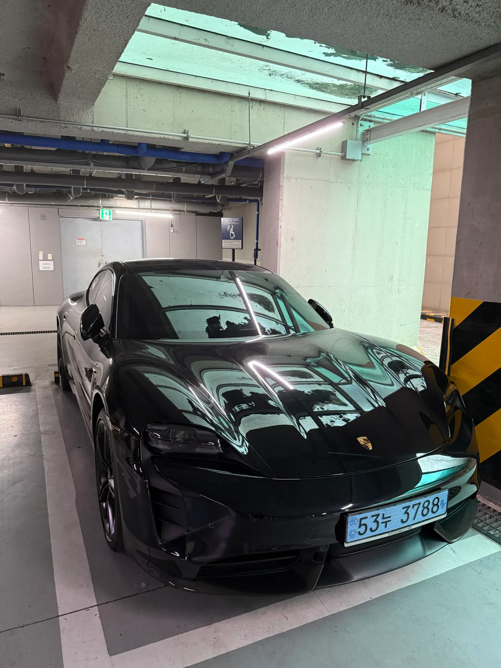 Porsche Taycan Turbo S 2021 — photo 1 sur 17