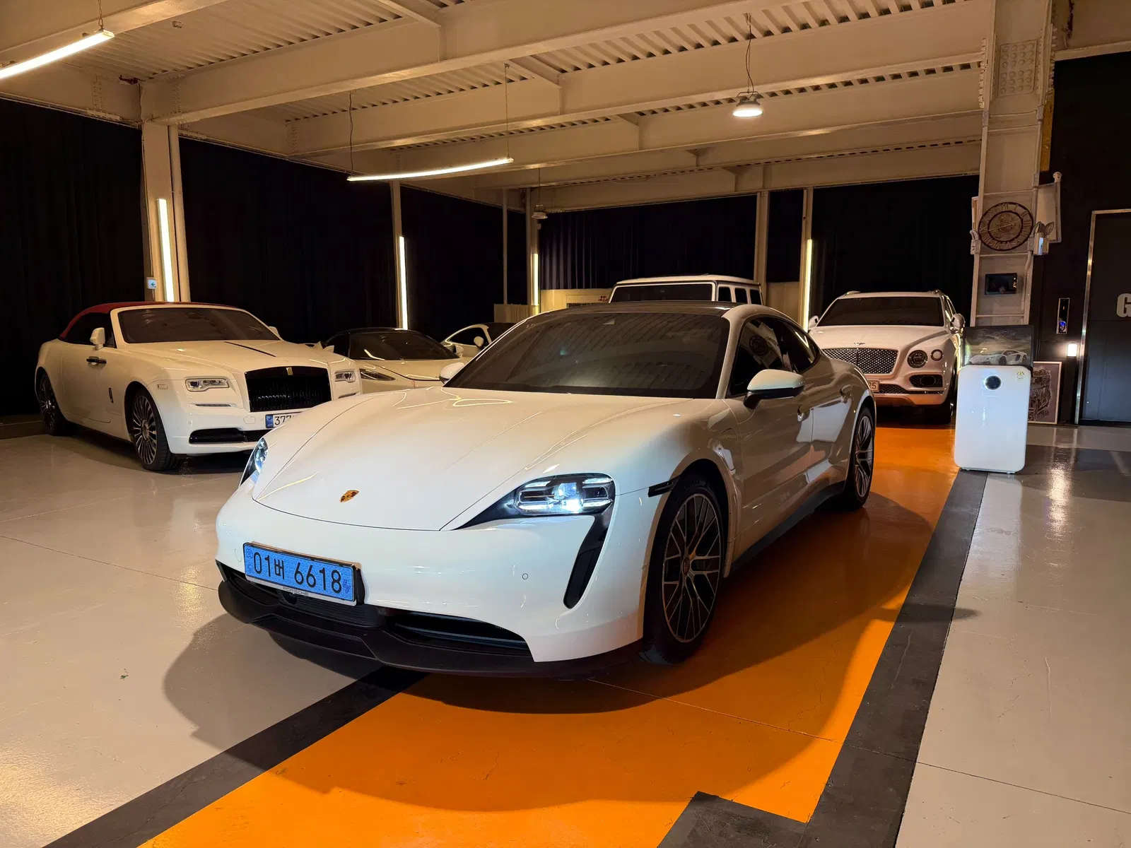 Porsche Taycan Base 2023 — photo 1 sur 24