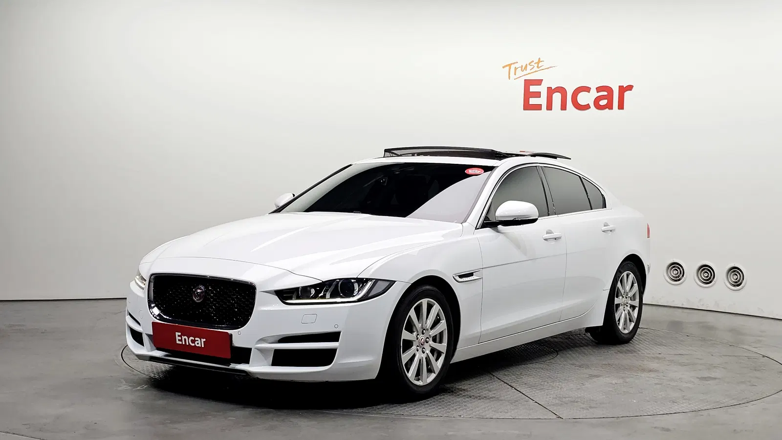 Jaguar XE 20t Prestige 2016 — photo 1 sur 20