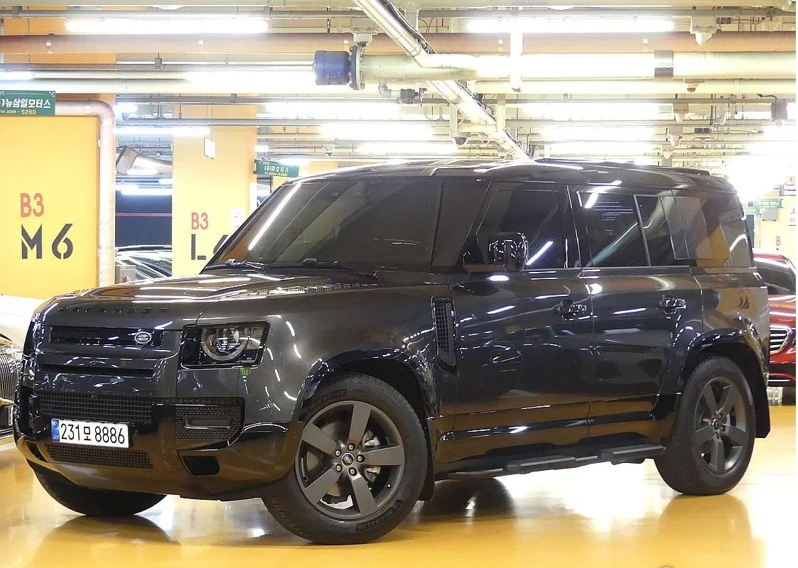 Land Rover Defender (L663) 110 P300 X-Dynamic SE 2025 — photo 1 sur 26