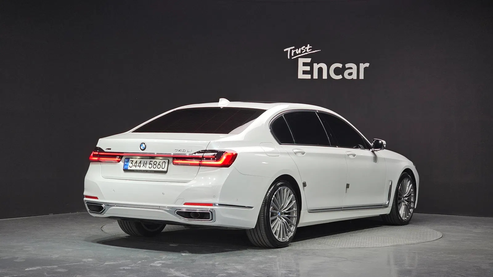BMW Série 7 (G11) 740Li xDrive Design Pure Excellence 2021 — photo 1 sur 26