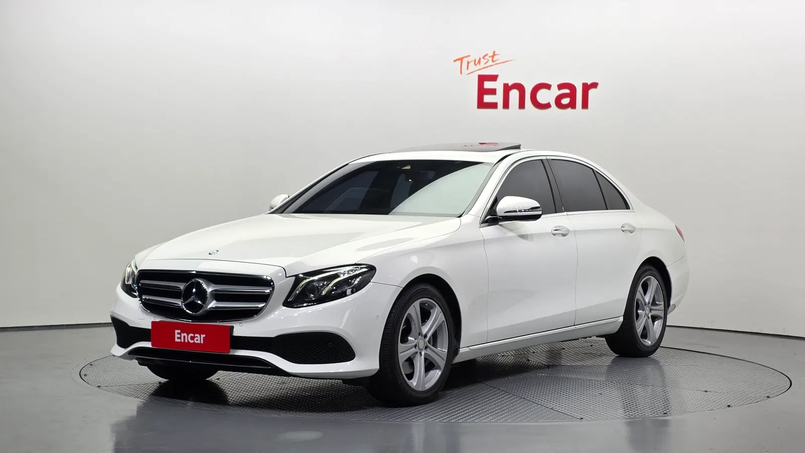 Mercedes-Benz Classe E E220d Avantgarde (W213) 2017 — photo 1 sur 20