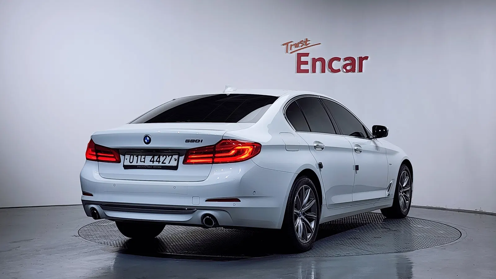 BMW Série 5 (G30) 520i Luxury 2018 — photo 1 sur 39