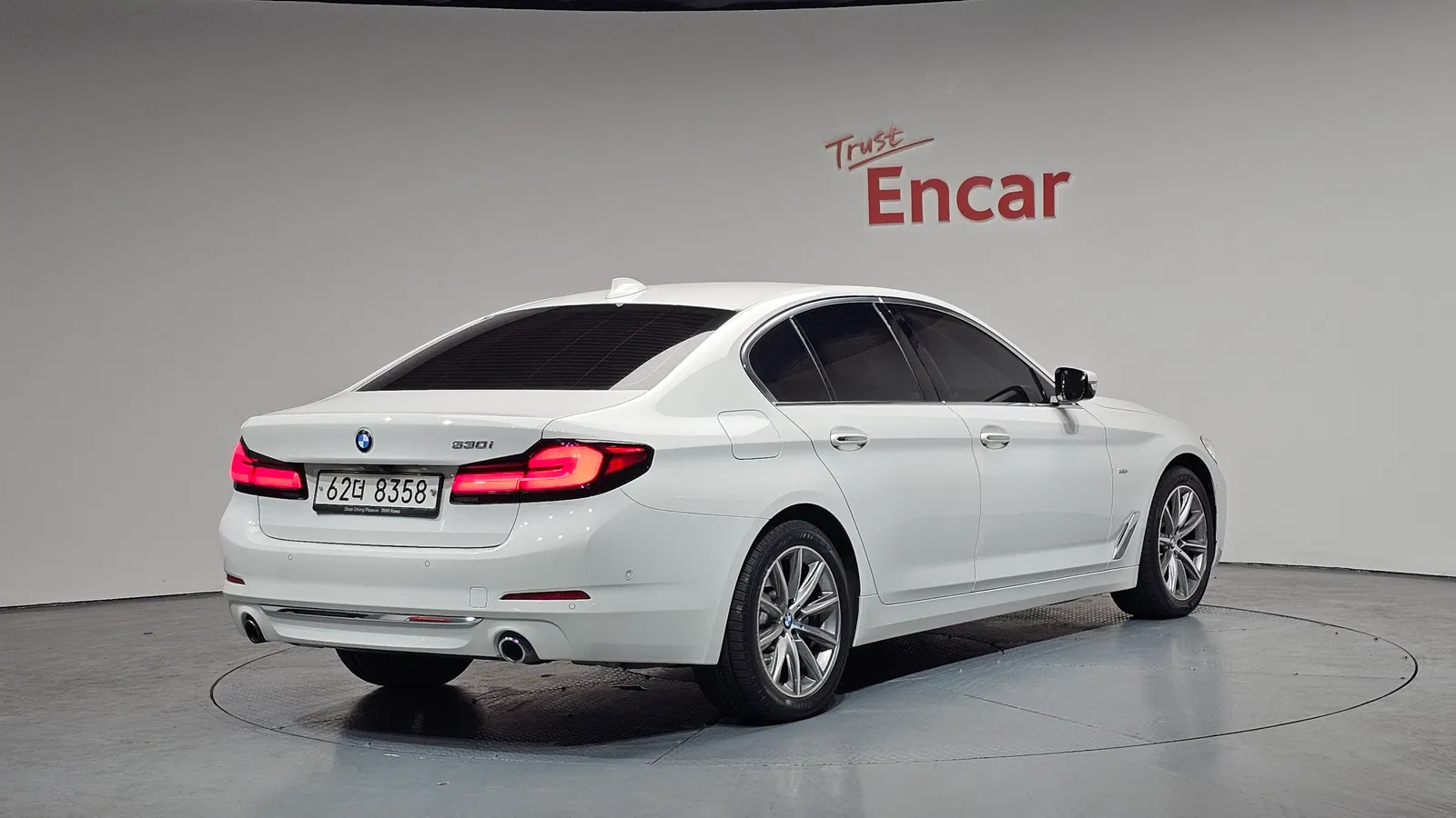 BMW Série 5 (G30) 520i Luxury 2018 — photo 1 sur 34
