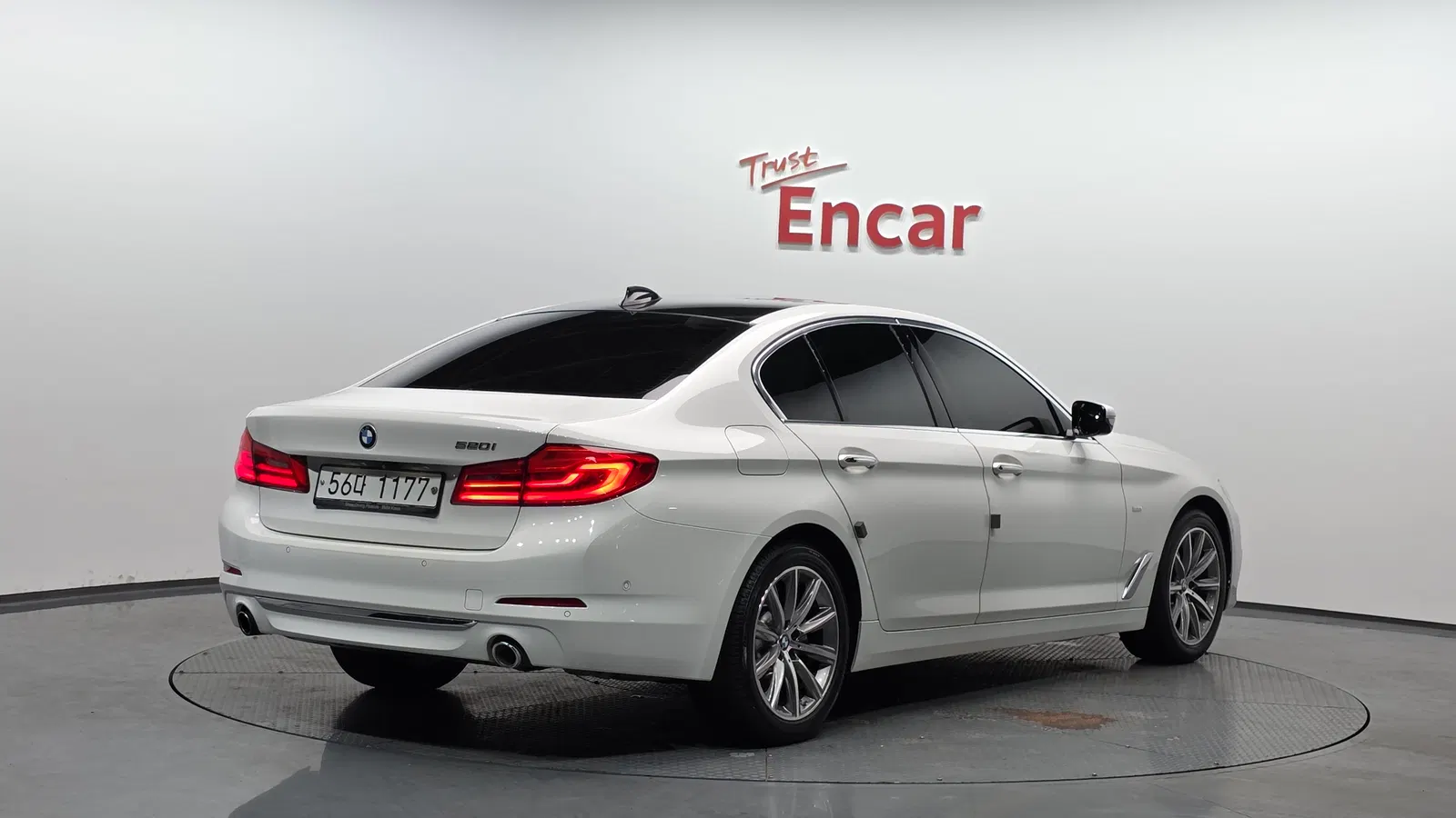 BMW Série 5 (G30) 520i Luxury 2018 — photo 1 sur 40