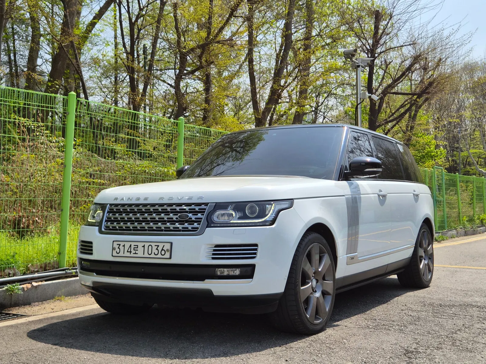 Land Rover Range Rover 4e génération 4.4 SDV8 AB LWB Diesel 2017 — photo 1 sur 26