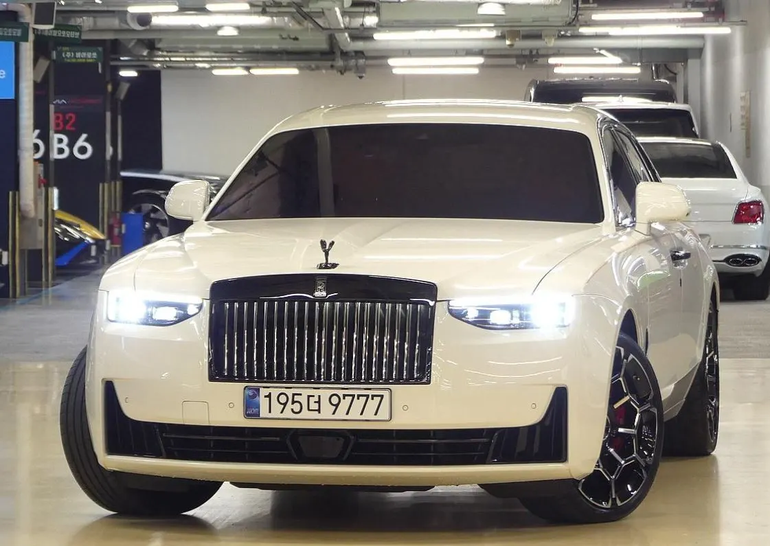 Rolls-Royce Ghost 2e génération 6.7 V12 Black Badge 2025 — photo 1 sur 26