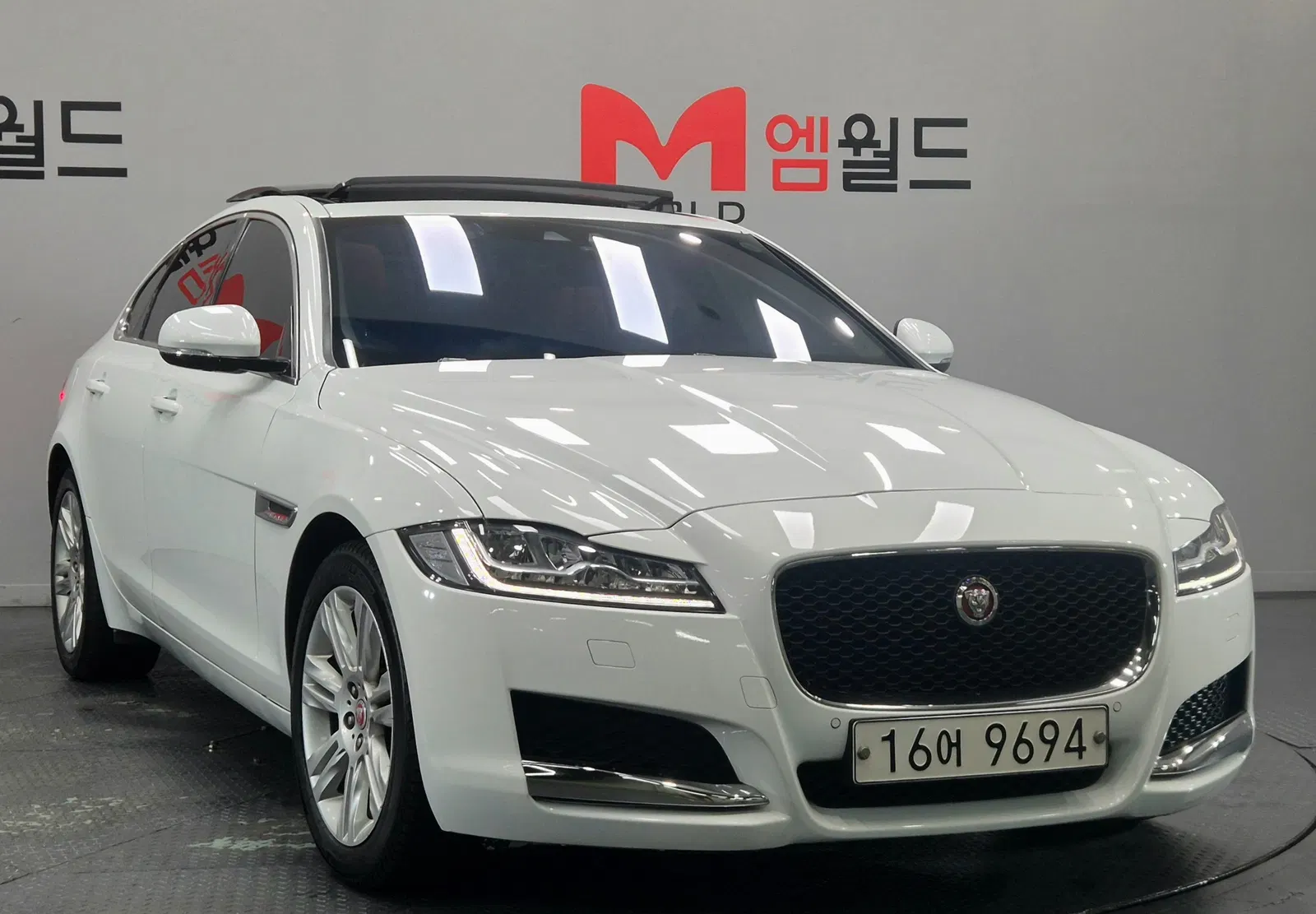 Jaguar XF (X260) 20d Portfolio 2018 — photo 1 sur 26