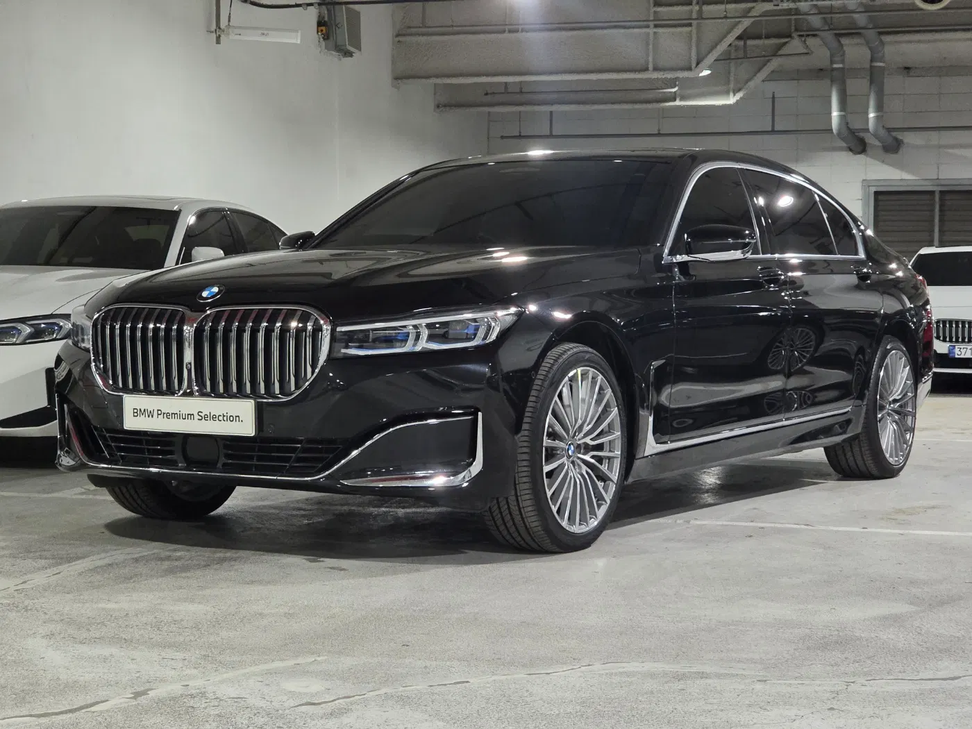 BMW Série 7 (G11) 740Li xDrive Design Pure Excellence 2021 — photo 1 sur 26