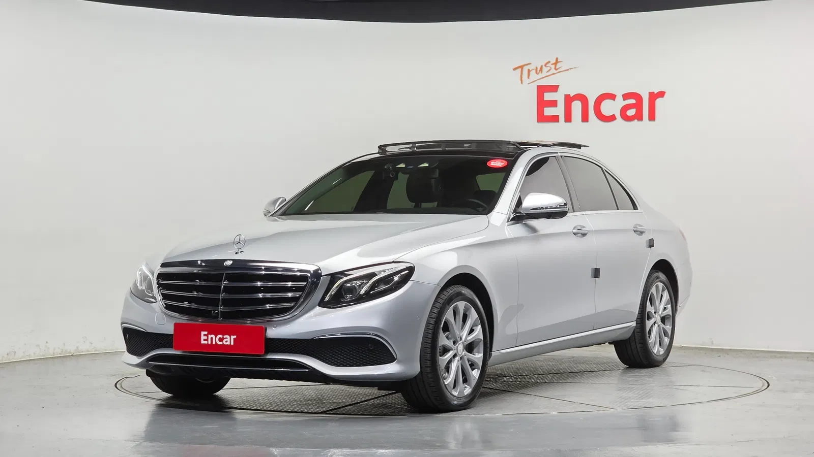 Mercedes-Benz Classe E E300 4MATIC Exclusive (W213) 2017 — photo 1 sur 26