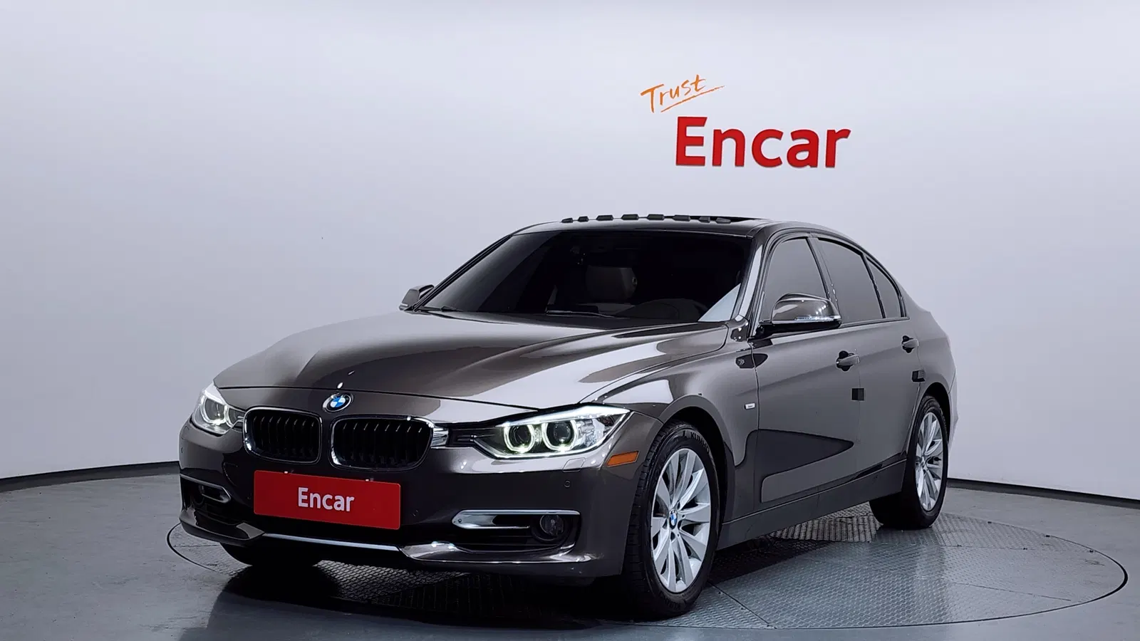 BMW Série 3 (F30) 320i Modern 2012 — photo 1 sur 20