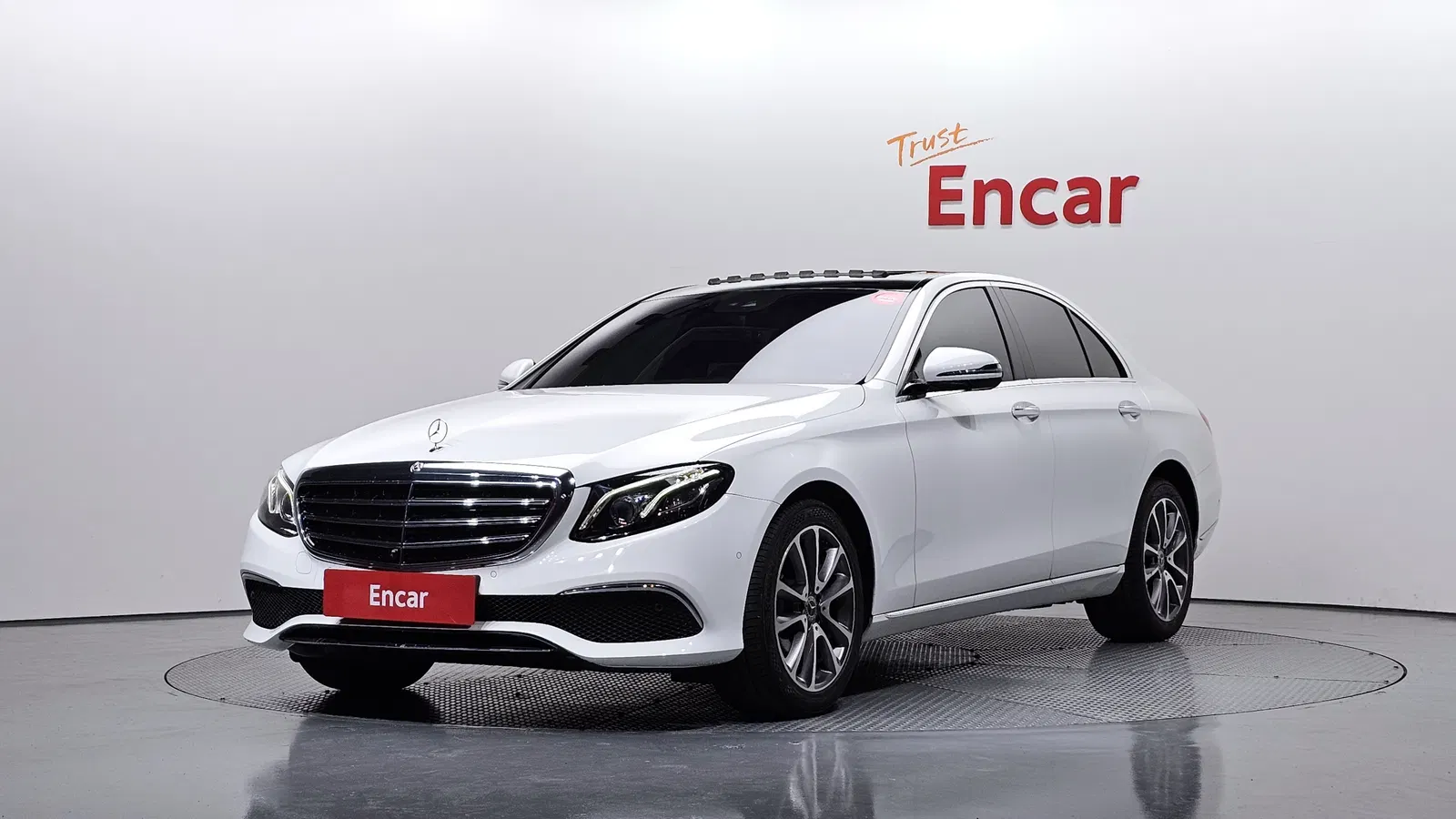 Mercedes-Benz Classe E E300 Exclusive Standard (W213) 2018 — photo 1 sur 20