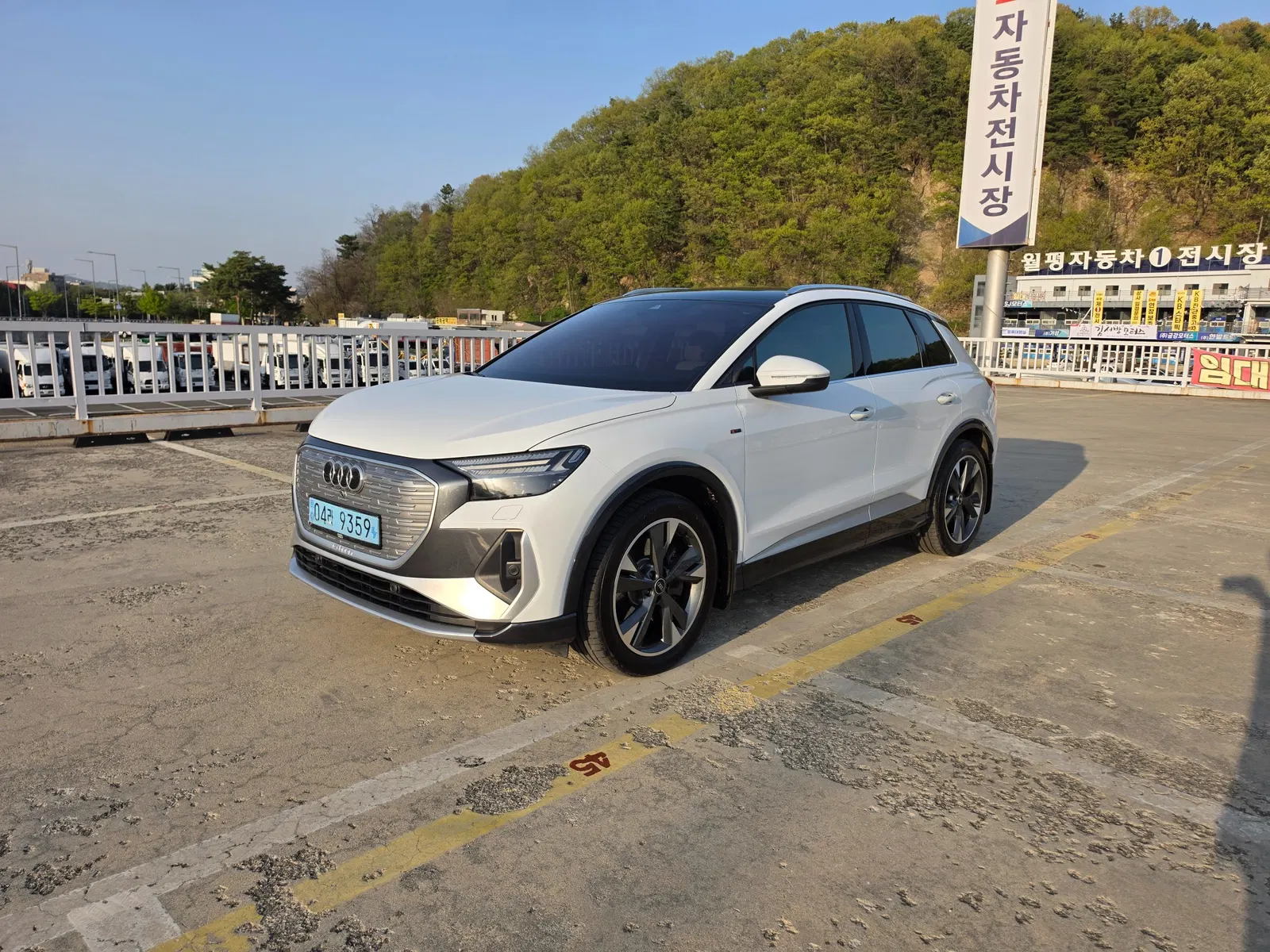 Audi Q4 e-tron (F4) 40 Premium 2023 — photo 1 sur 26