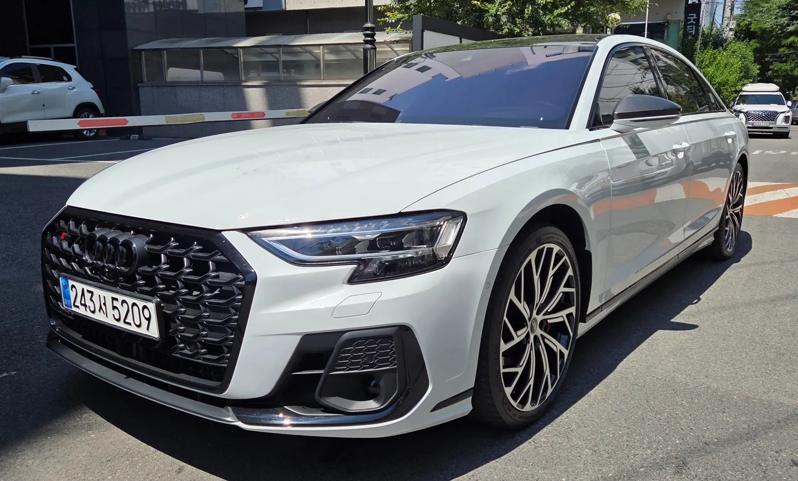Audi S8 (D5) 4.0 TFSI Quattro LWB 2023 — photo 1 sur 26
