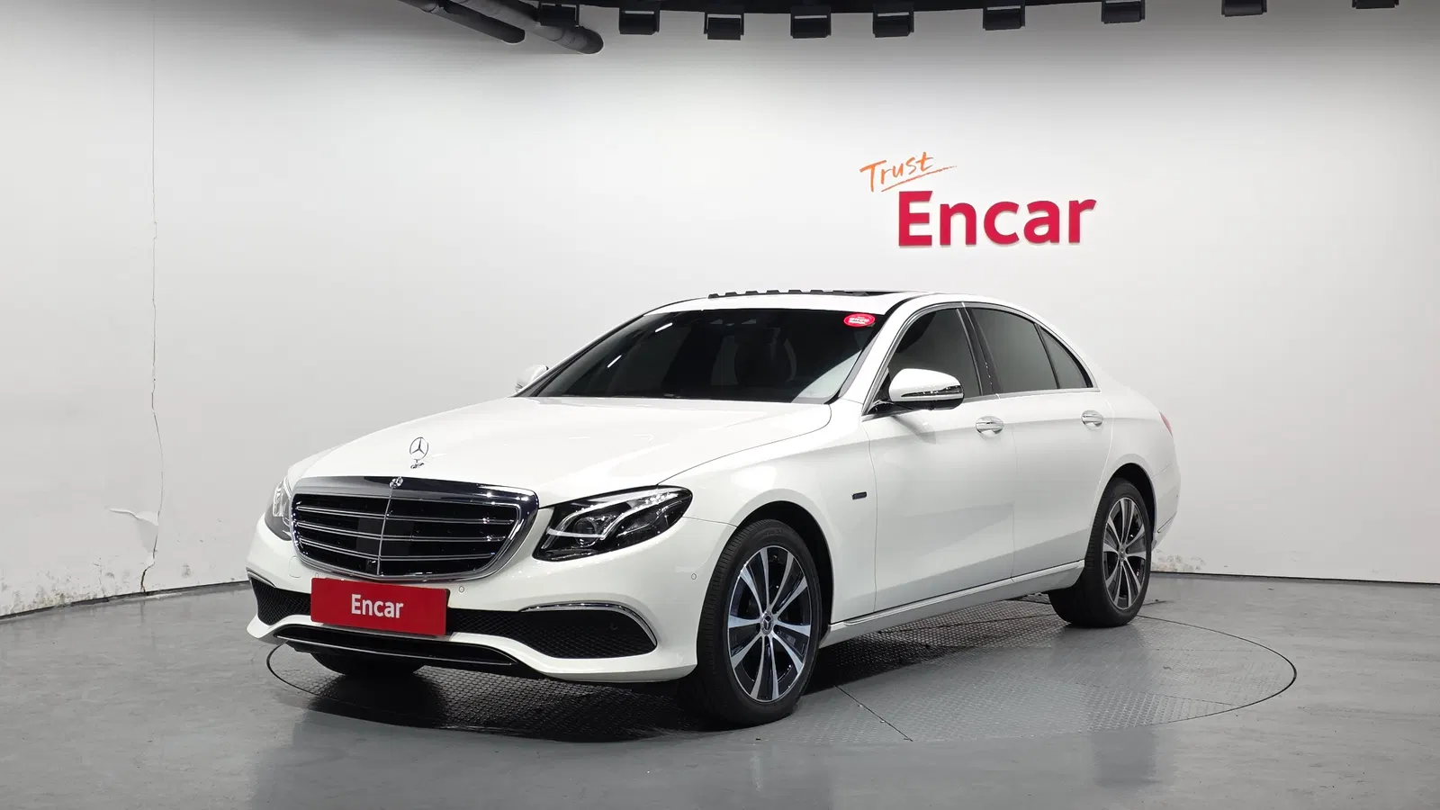 Mercedes-Benz Classe E E300e 4MATIC Exclusive (W213) 2020 — photo 1 sur 40