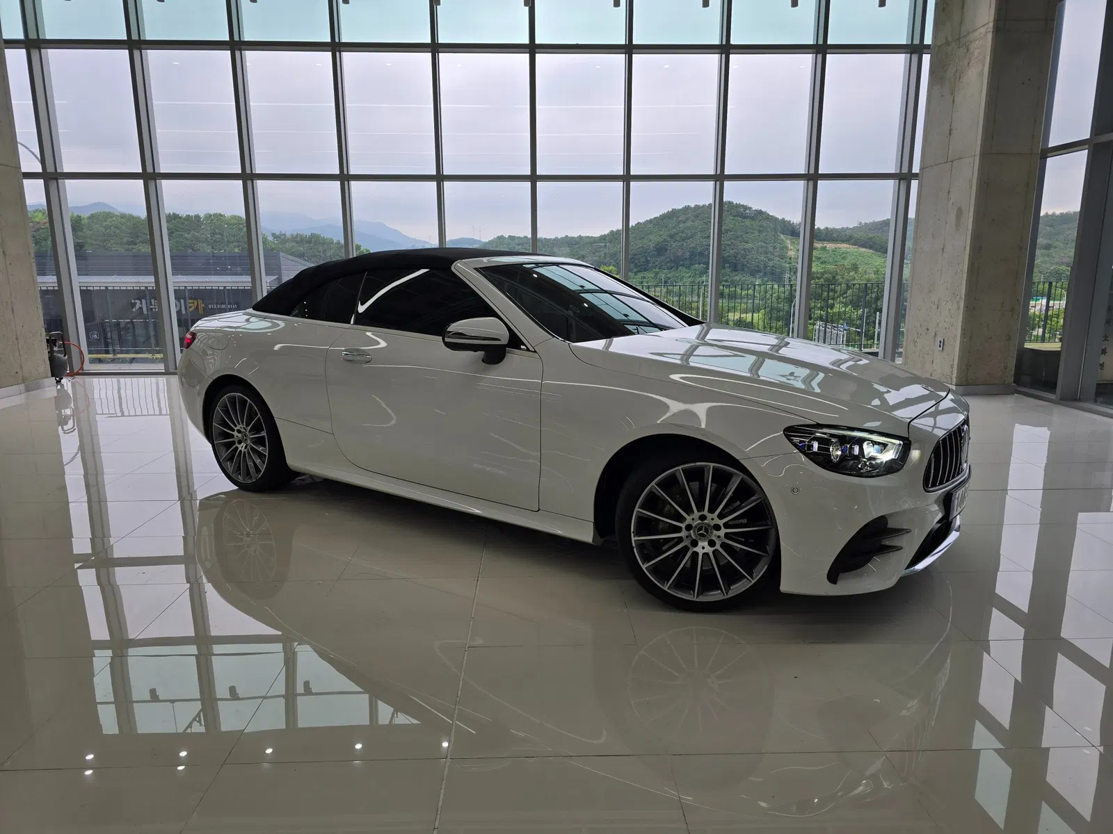 Mercedes-Benz Classe E E450 4MATIC Cabriolet (W213) 2023 — photo 1 sur 26