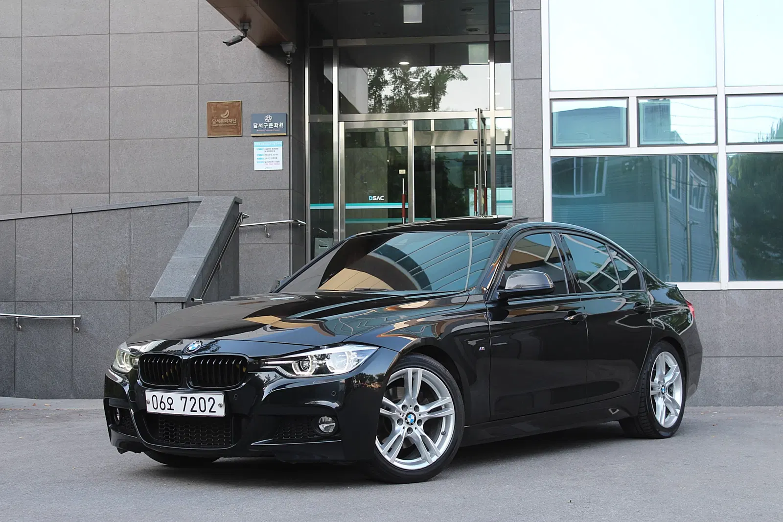 BMW Série 3 (F30) 330i M Sport 2017 — photo 1 sur 26