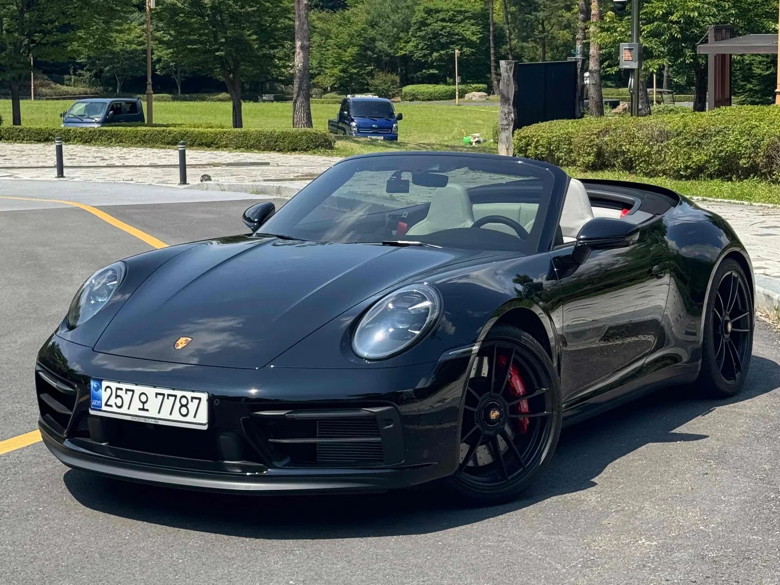 Porsche 911 (992) Carrera 4 GTS Cabriolet 2023 — photo 1 sur 20