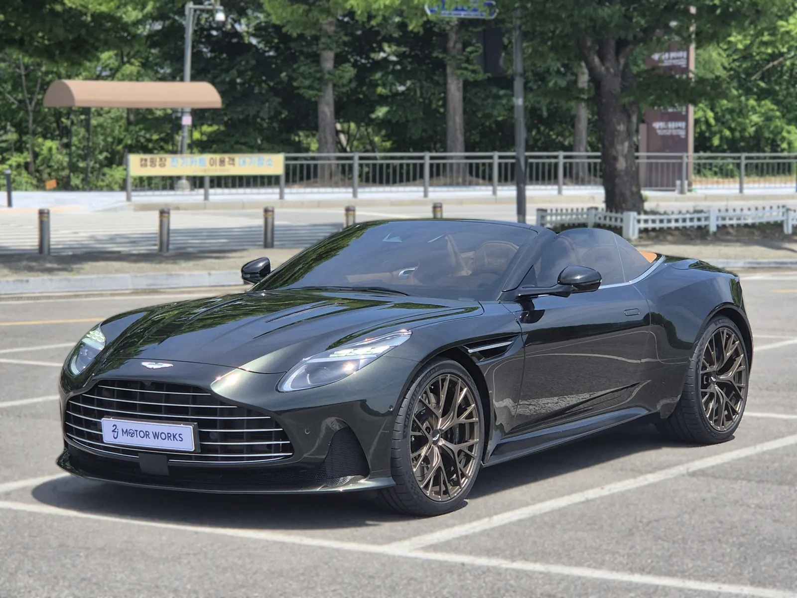Aston Martin DB12 4.0 V8 Volante 2025 importée par Kaizen Motors