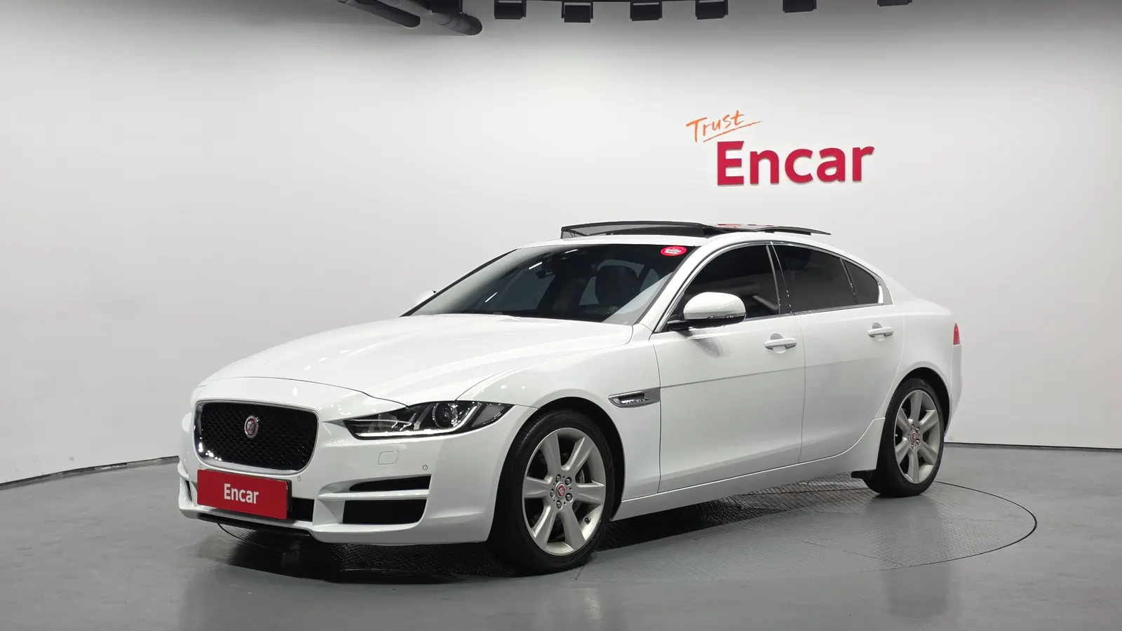 Jaguar XE 20d Portfolio 2016 — photo 1 sur 26