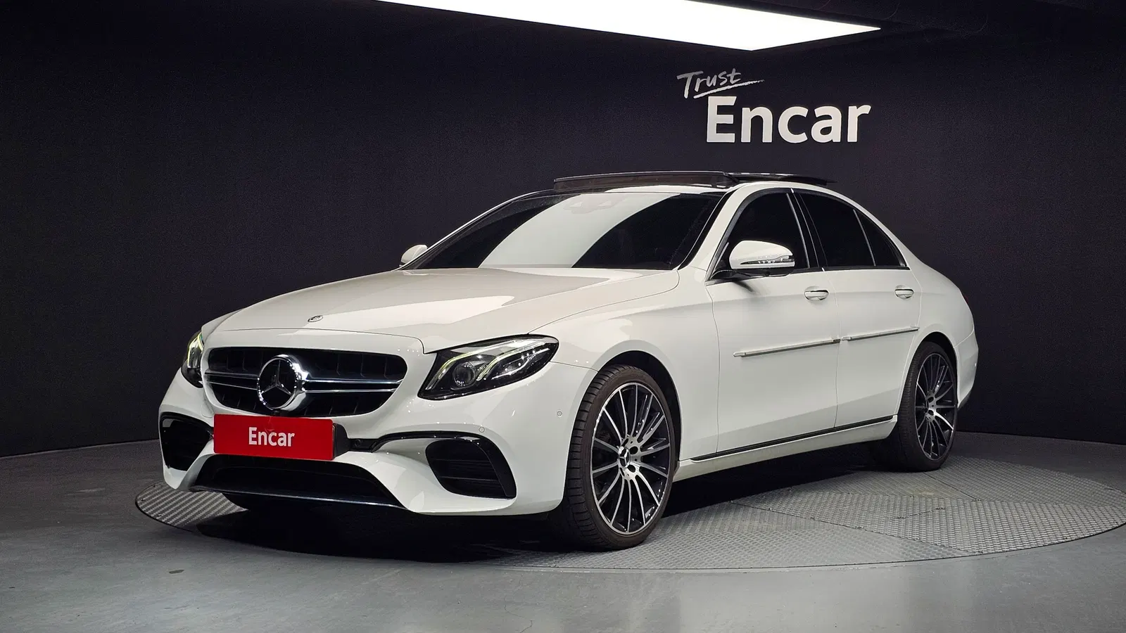 Mercedes-Benz Classe E E300 4MATIC Avantgarde (W213) 2017 — photo 1 sur 20