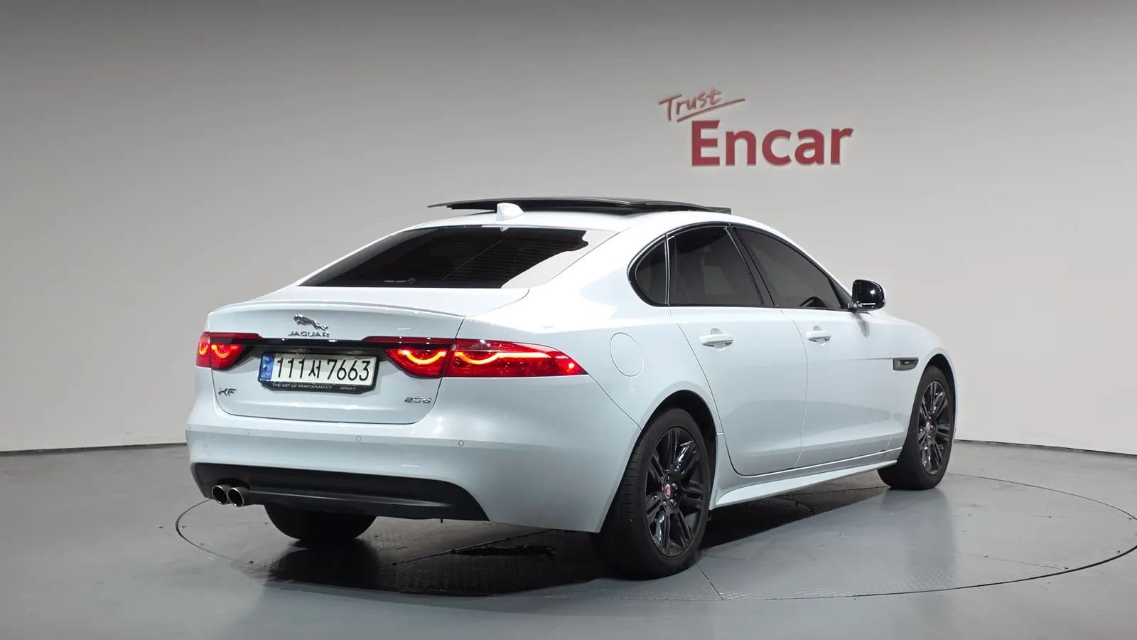 Jaguar XF (X260) 20d Checkered Flag Edition 2020 — photo 1 sur 35
