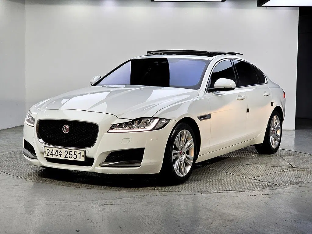 Jaguar XF (X260) 20d Portfolio 2017 — photo 1 sur 26