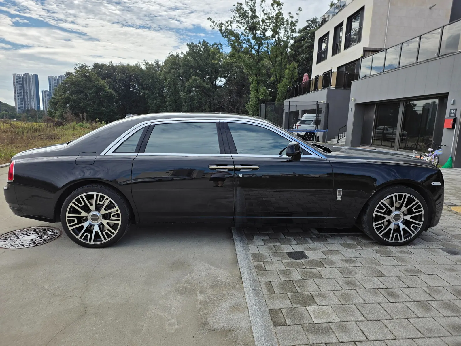 Rolls-Royce Ghost 6.6 EWB V12 2016 — photo 1 sur 15