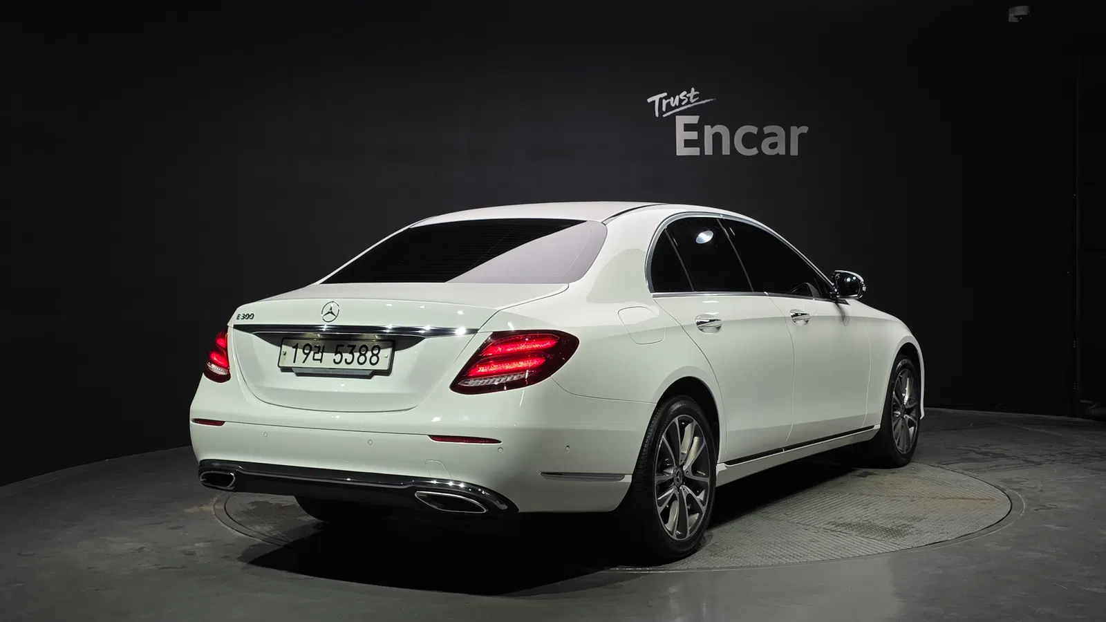 Mercedes-Benz Classe E E300 Exclusive Standard (W213) 2018 — photo 1 sur 35