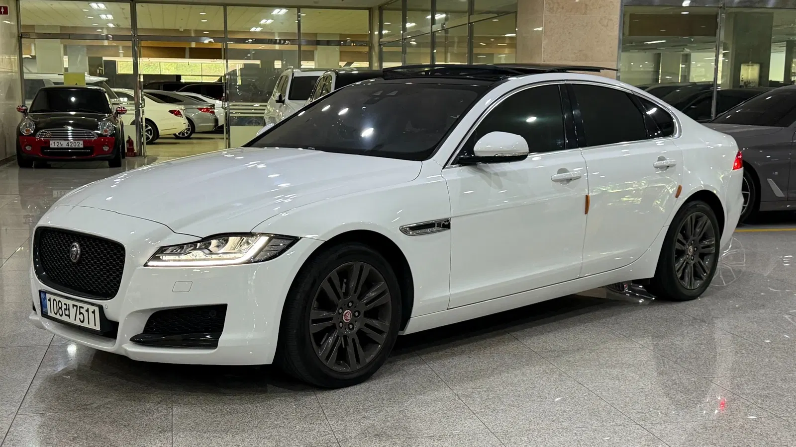 Jaguar XF (X260) 25t Portfolio 2018 — photo 1 sur 26