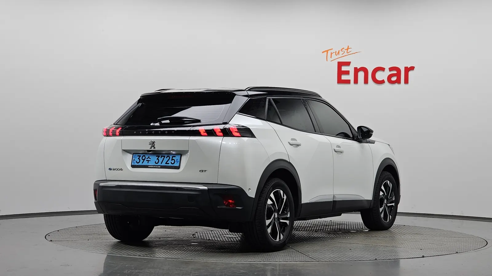 Peugeot e-2008 2e génération EV GT 2023 — photo 1 sur 33